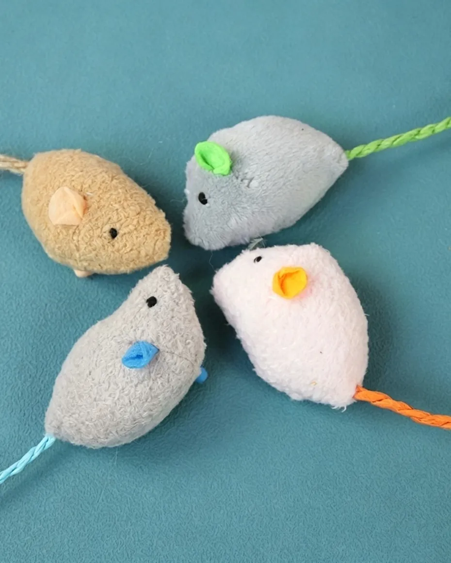Lightweight Plush Mouse Cat Toy – Realistic Squeaky Toy for Indoor Cats